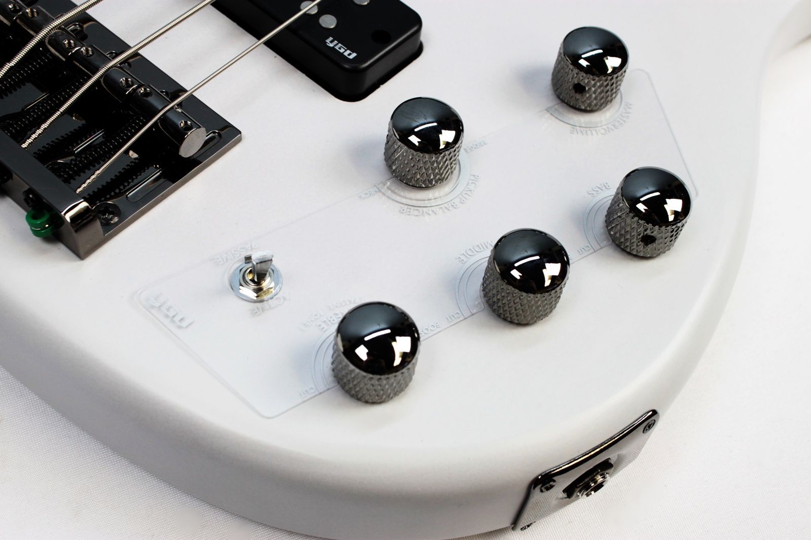 Yamaha TRBX304 4-string bass white controls