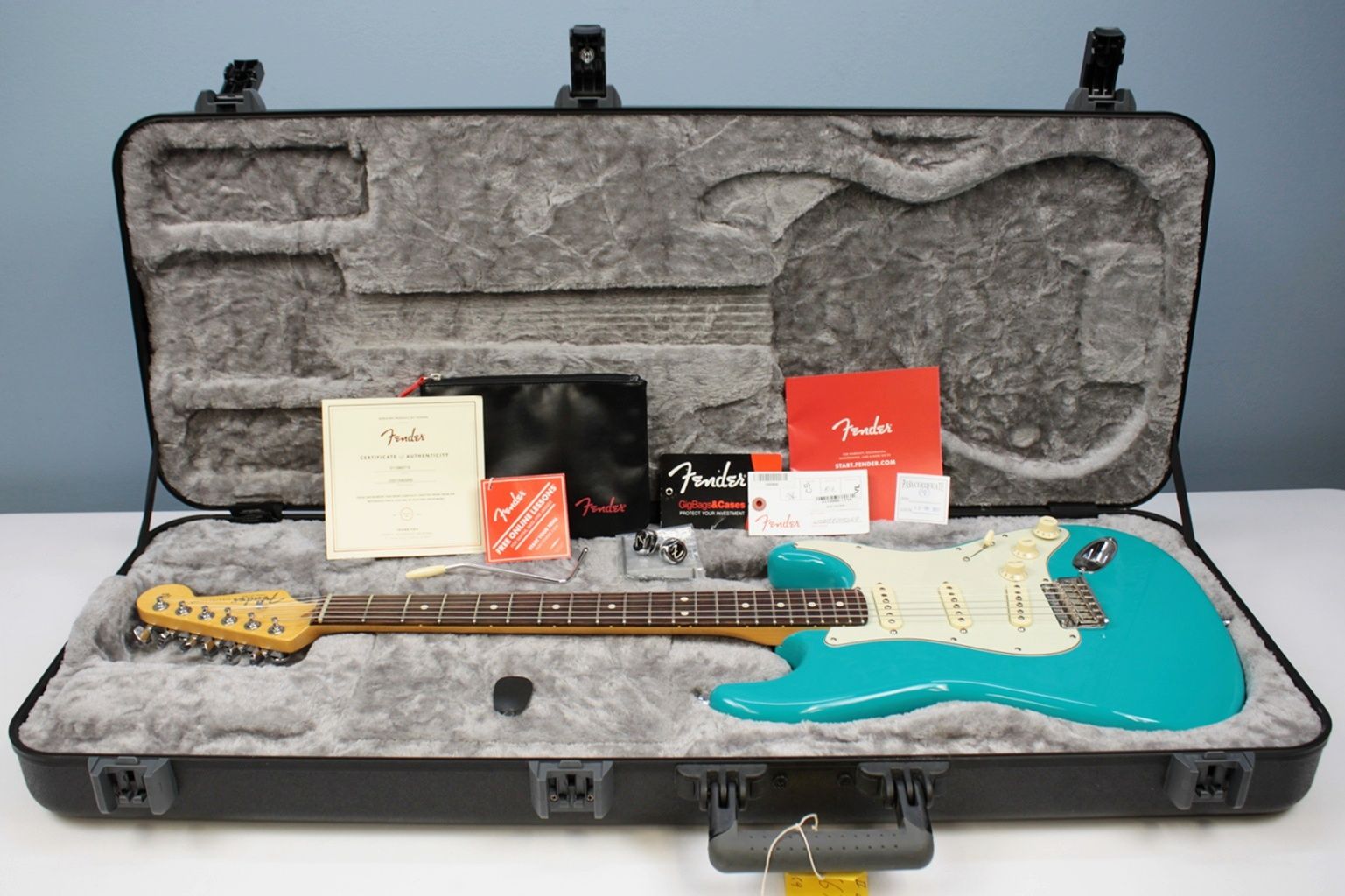 Fender American Professional II Stratocaster 2021 Miami Blue hsc and case candy