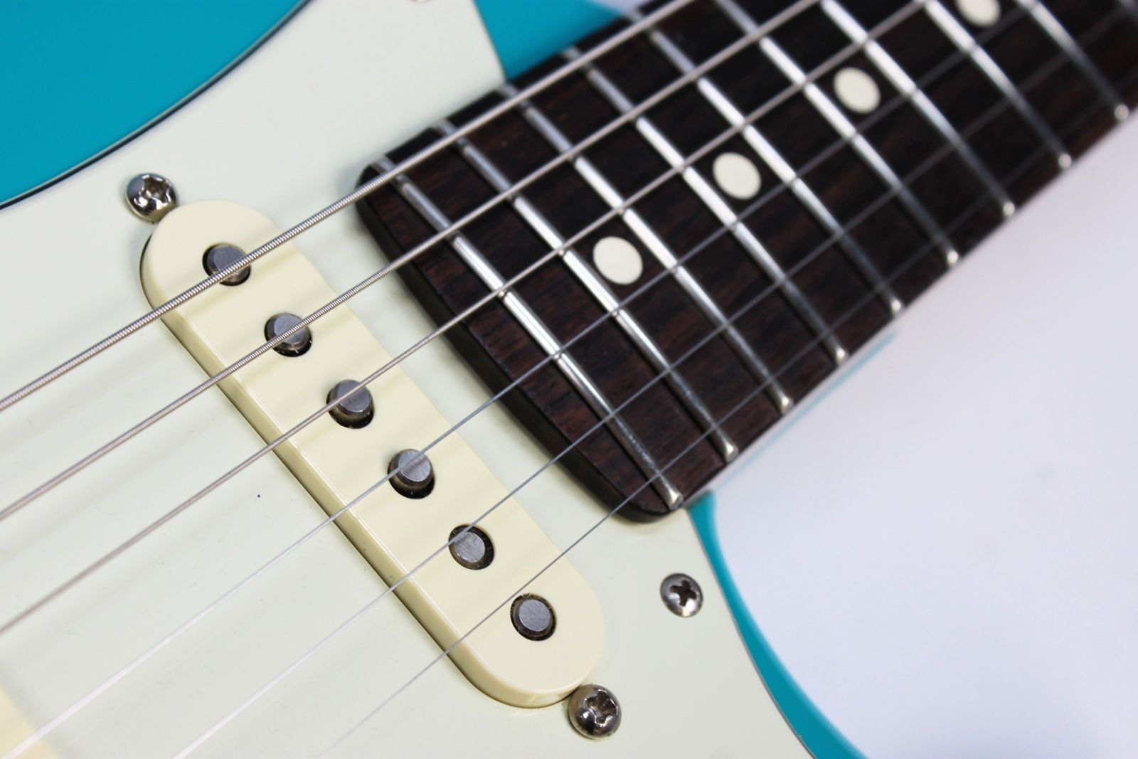 Fender American Professional II Stratocaster 2021 Miami Blue noiseless v pickup neck
