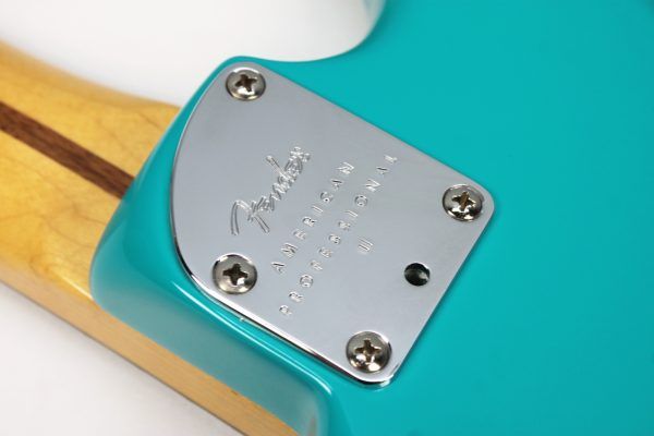 Fender American Professional II Stratocaster 2021 Miami Blue neck plate