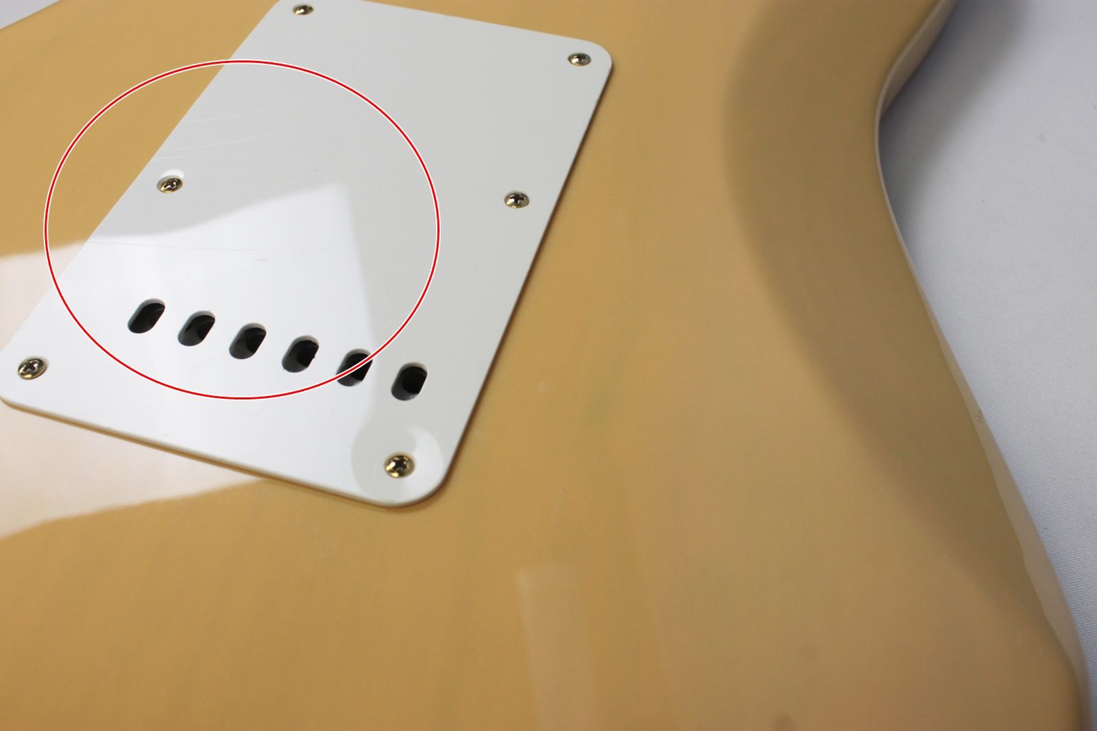 fender-deluxe-player-strat-stratocaster-mim-2015-back-plate-blem