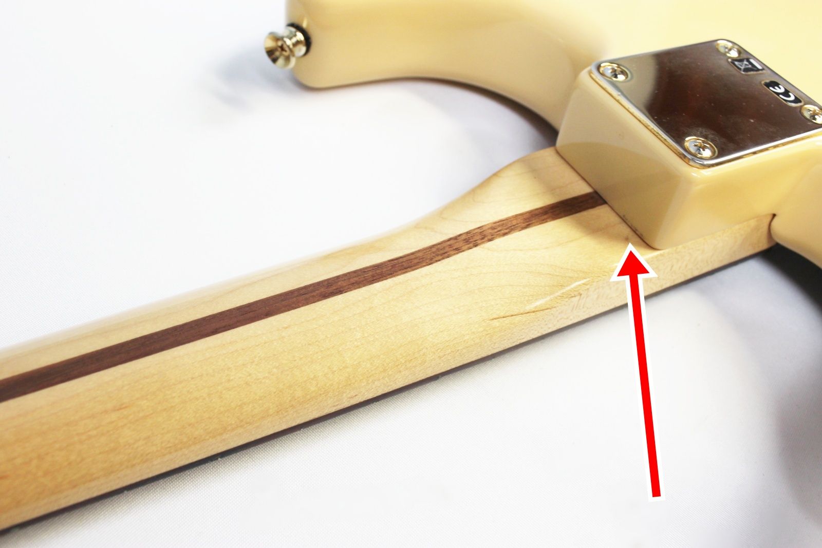 fender-deluxe-player-strat-stratocaster-mim-2015-heel-blem