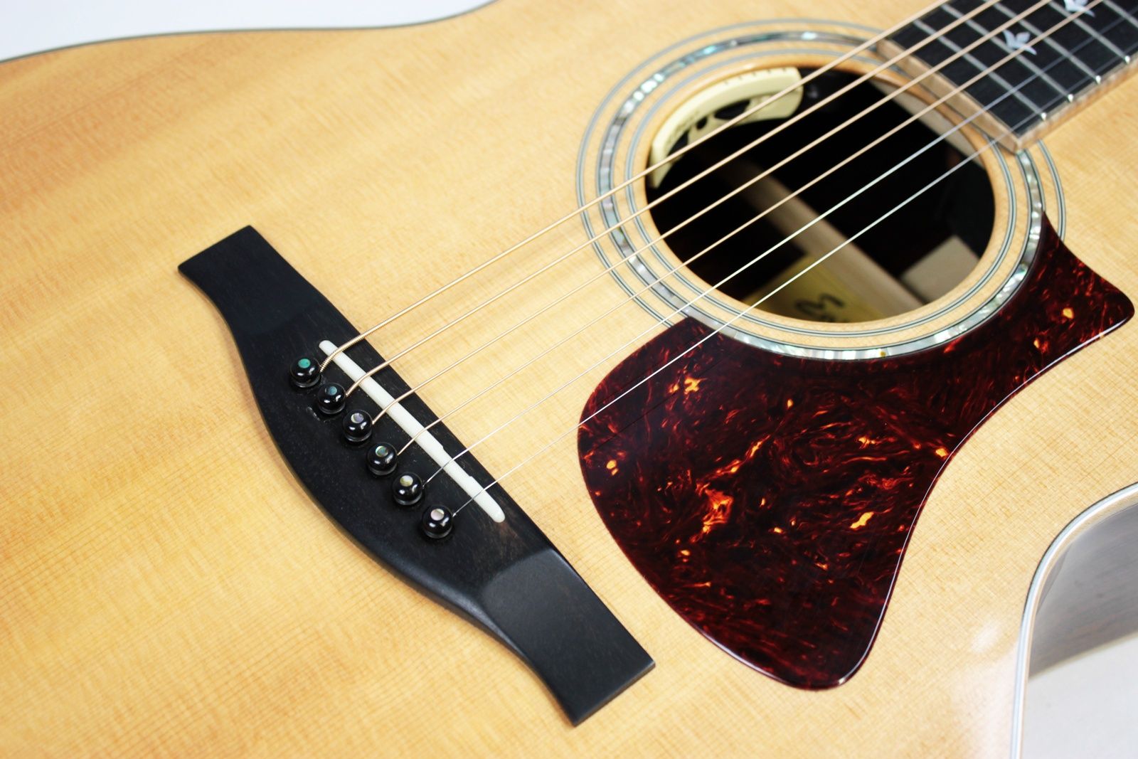 eastman-dt30gace-acoustic-guitar-cutaway-bridge