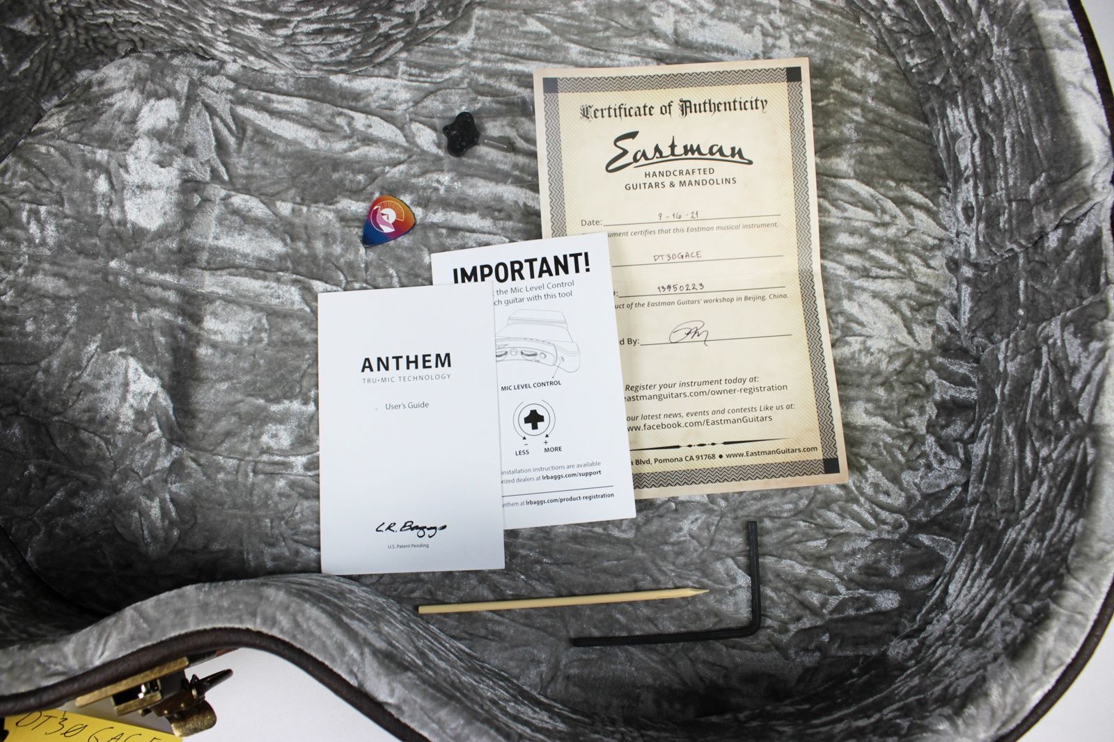 eastman-dt30gace-acoustic-guitar-cutaway-case-candy