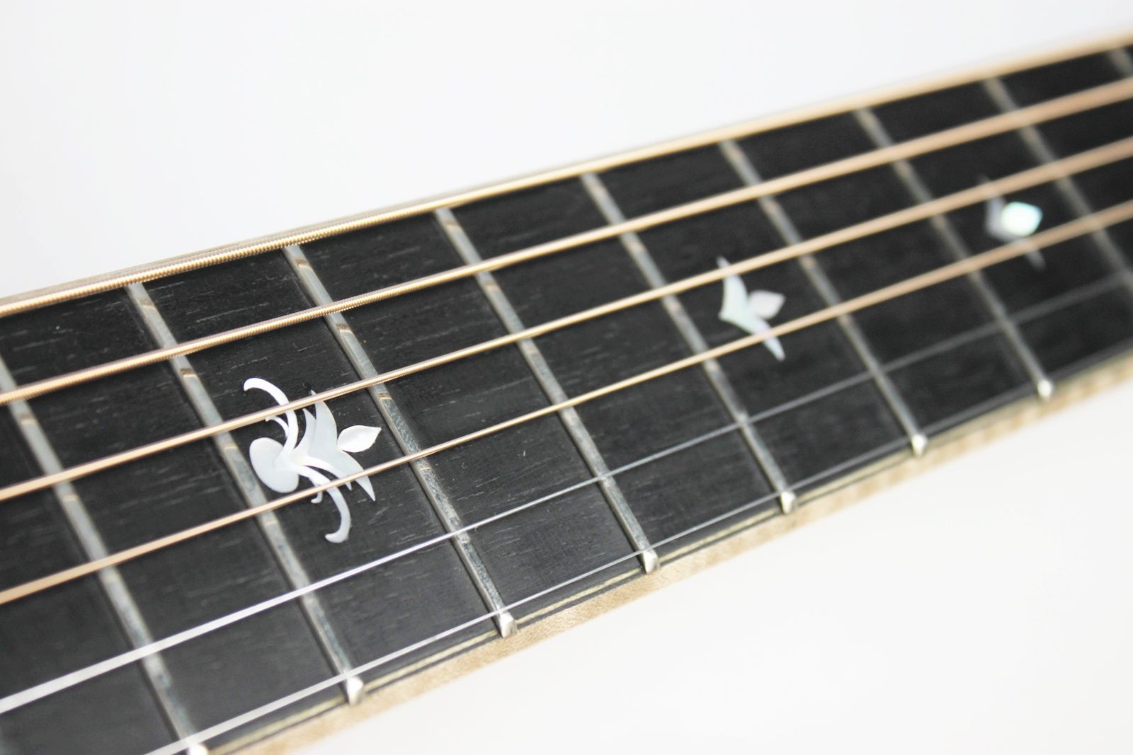 eastman-dt30gace-acoustic-guitar-cutaway-finger-board-2