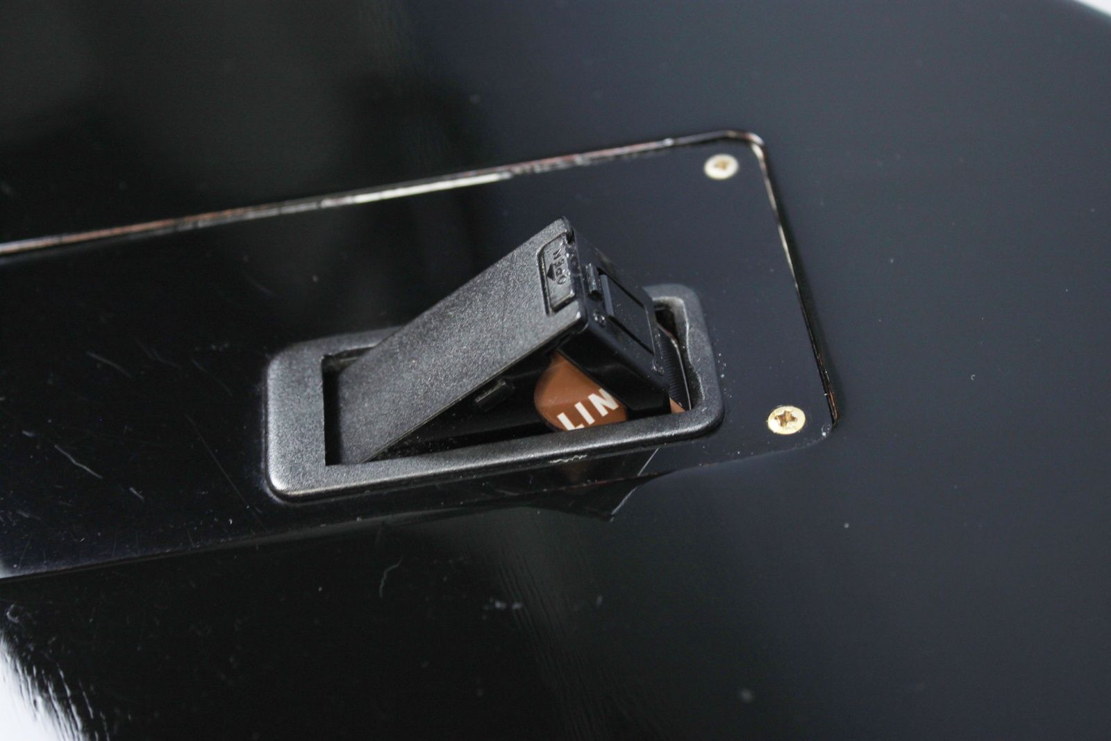 gibson-chet-atkins-sst-ebony-electric-acoustic-battery-slot