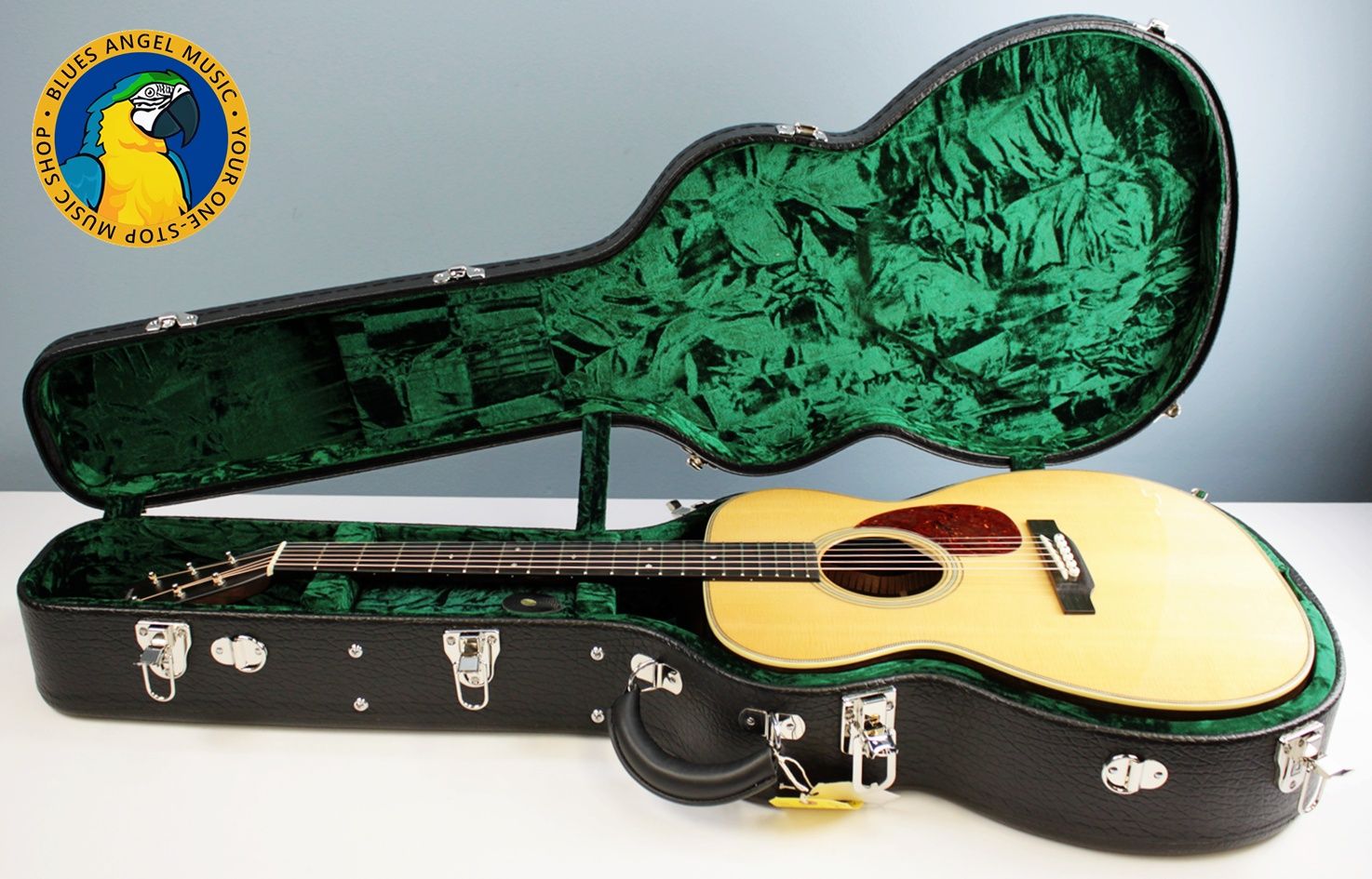 Original Bourgeois hard case with adjustment tools and case candy included.