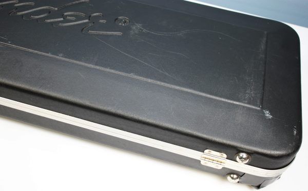 Fender 80s Hard Shell Case latches