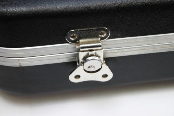 Fender 80s Hard Shell Case latches working as expected