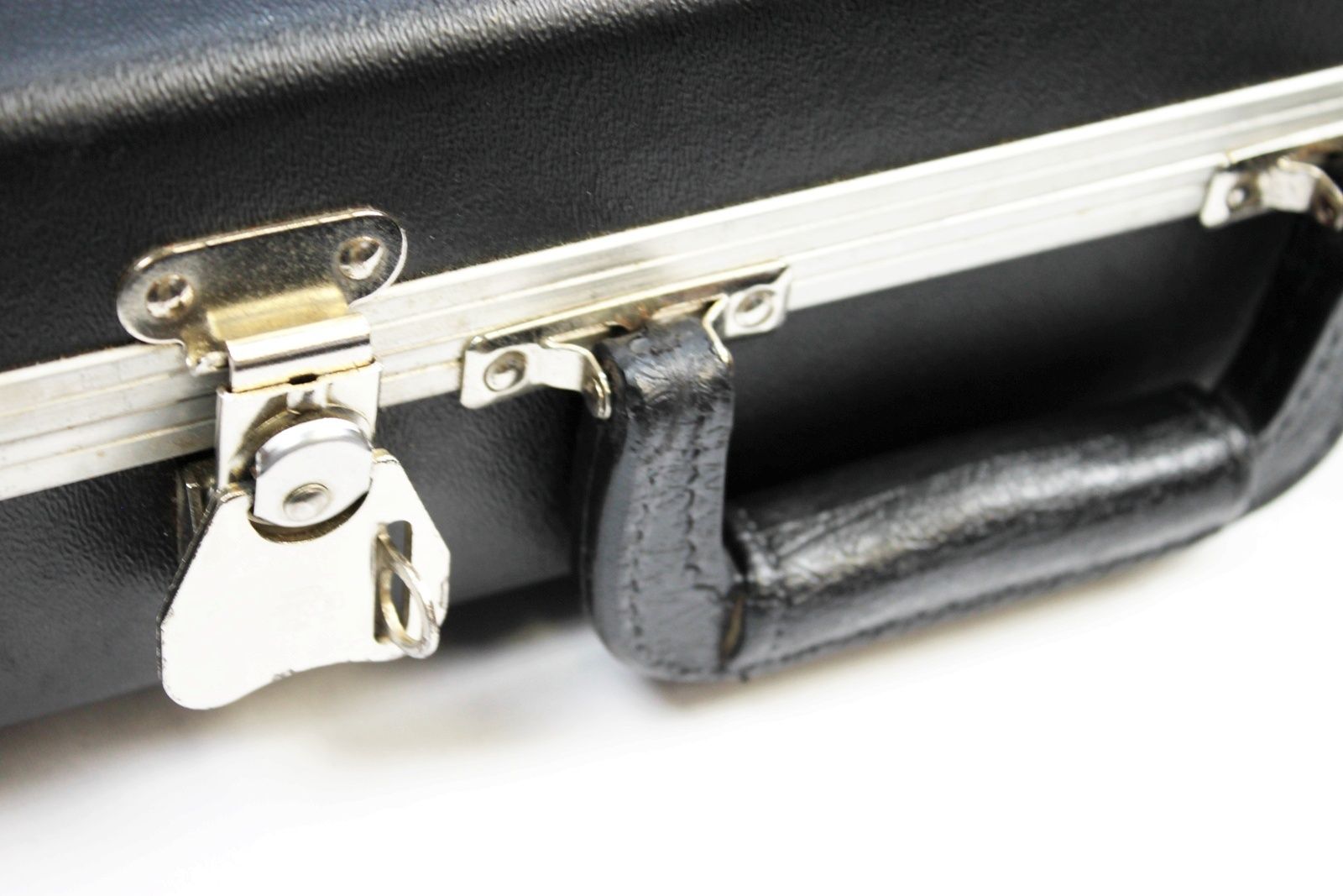 Fender 80s Hard Shell Case latch 1
