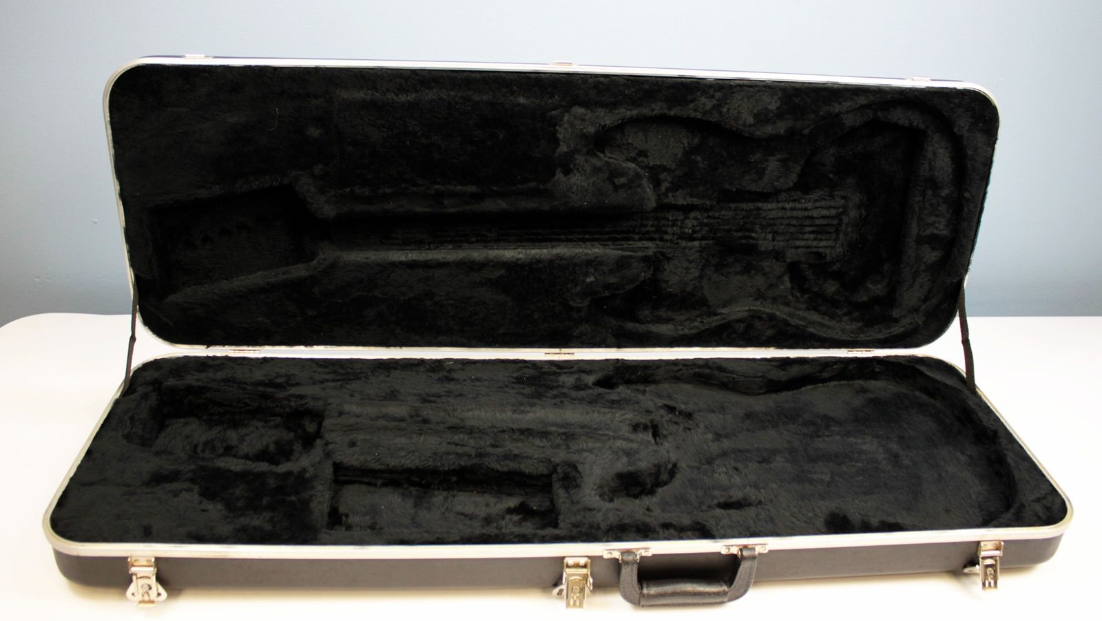 Fender 80s Hard Shell Case case open
