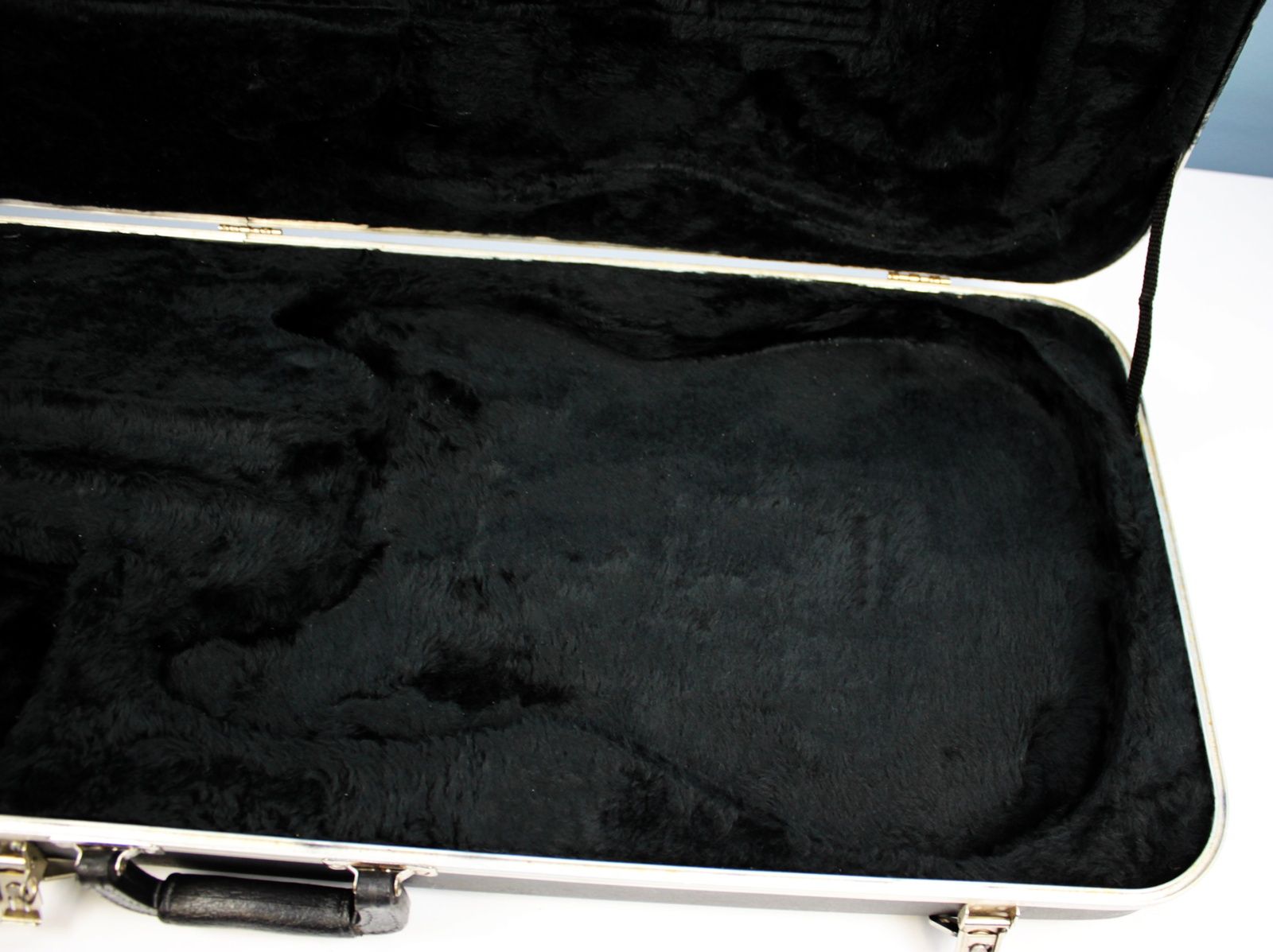 Fender 80s Hard Shell Case clean interior of case