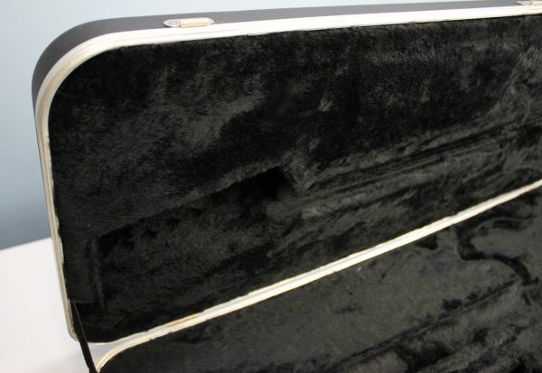 Fender 80s Hard Shell Case black plush interior