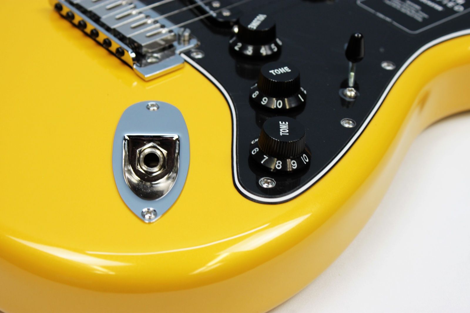 Fender Player II Modified Stratocaster Sunshine Yellow output jack and tone controls