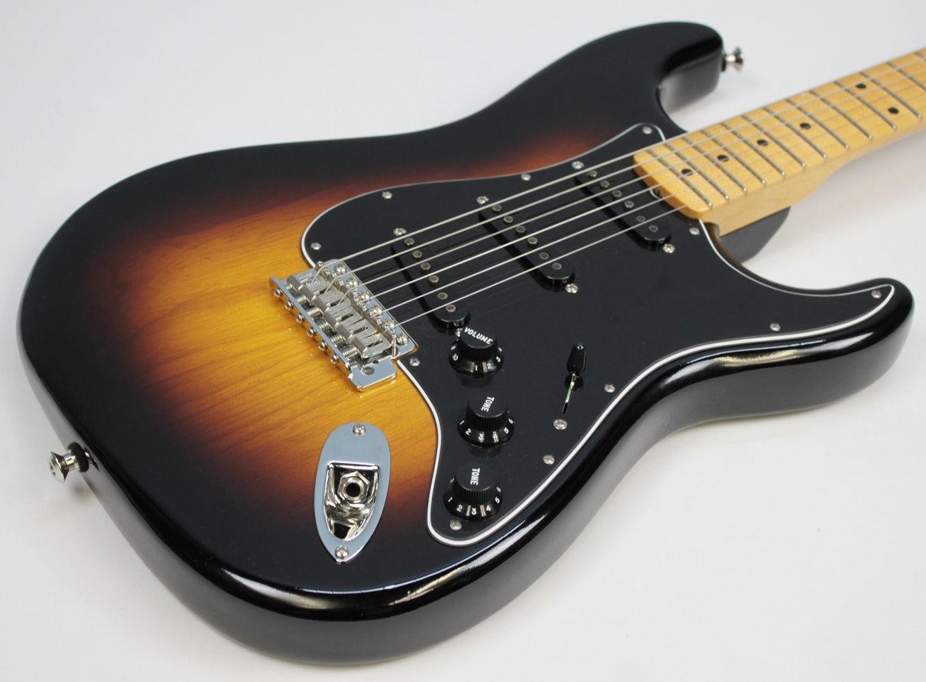 Fender Custom Shop B5 Postmodern Stratocaster 2025 - Two Tone Sunburst front of guitar