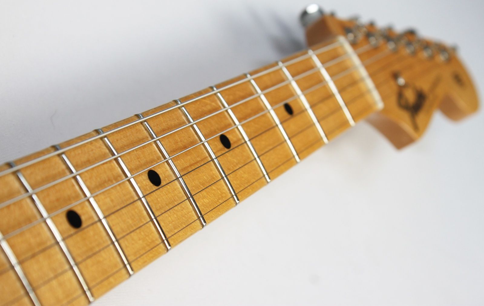 Fender Custom Shop B5 Postmodern Stratocaster 2025 - Two Tone Sunburst fretboard with black dot inlays