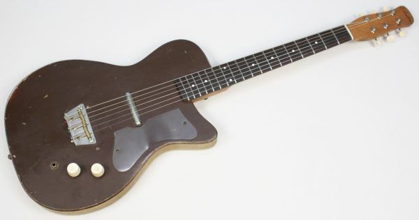 Silvertone U1 1960 - Brown - Bottle Neck Headstock - Amazing Upgrades front of the whole guitar