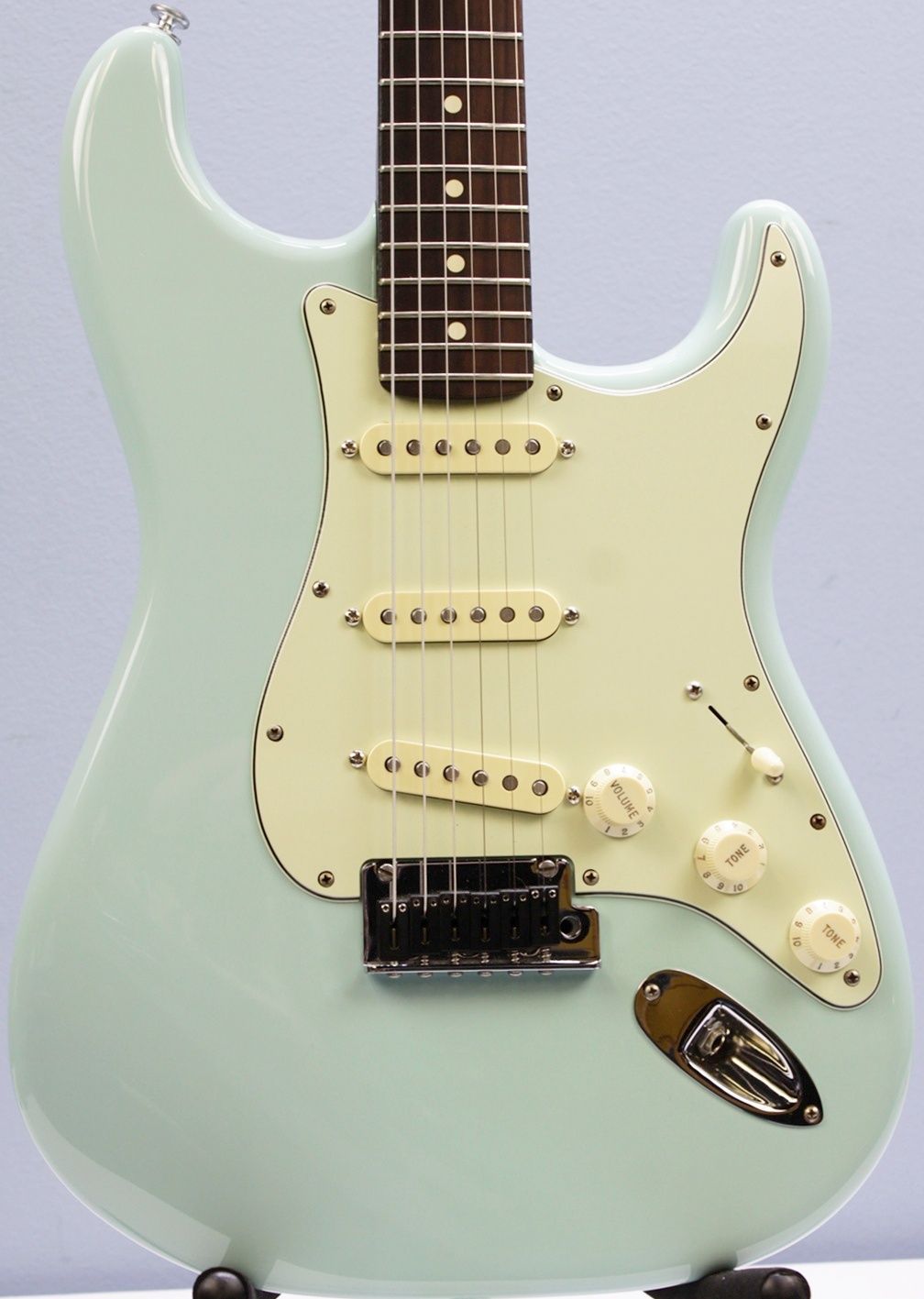 Fender American Professional Limited Edition Rosewood Neck Stratocaster 2017 - Daphne Blue **Upgraded Pickups** front facing body