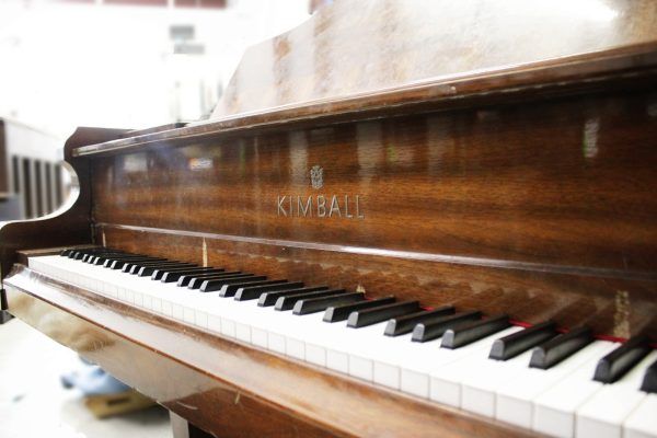 Kimball 582H, Kimball grand piano, 5'8" grand piano, Kimball 582H 1987, walnut grand piano, baby grand piano walnut, Kimball piano vintage, acoustic grand piano, polished walnut piano, classic grand piano, 1980s Kimball piano, Kimball baby grand, grand piano 5 foot 8 inch, traditional wood finish piano, home grand piano, studio grand piano, American made piano, Kimball furniture finish piano