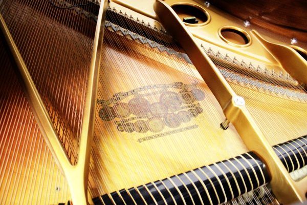 Kimball 582H, Kimball grand piano, 5'8" grand piano, Kimball 582H 1987, walnut grand piano, baby grand piano walnut, Kimball piano vintage, acoustic grand piano, polished walnut piano, classic grand piano, 1980s Kimball piano, Kimball baby grand, grand piano 5 foot 8 inch, traditional wood finish piano, home grand piano, studio grand piano, American made piano, Kimball furniture finish piano