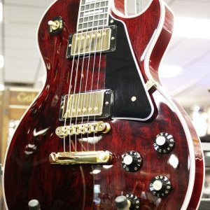 Gibson, Les Paul Custom, Les Paul Custom 70s, Gibson Les Paul Custom, Wine Red, 2025 Gibson, electric guitar, solid body guitar, mahogany body, maple top, set neck, 70s profile neck, volute neck, ebony fingerboard, nitrocellulose lacquer, dual humbuckers, gold hardware, rock guitar, blues guitar, hard rock, classic rock, premium electric guitar, USA made guitar, Gibson USA, 6 string guitar, carved maple top, wine red finish, custom series, Les Paul electric, vintage style guitar, modern classic guitar