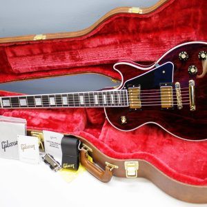 Gibson, Les Paul Custom, Les Paul Custom 70s, Gibson Les Paul Custom, Wine Red, 2025 Gibson, electric guitar, solid body guitar, mahogany body, maple top, set neck, 70s profile neck, volute neck, ebony fingerboard, nitrocellulose lacquer, dual humbuckers, gold hardware, rock guitar, blues guitar, hard rock, classic rock, premium electric guitar, USA made guitar, Gibson USA, 6 string guitar, carved maple top, wine red finish, custom series, Les Paul electric, vintage style guitar, modern classic guitar