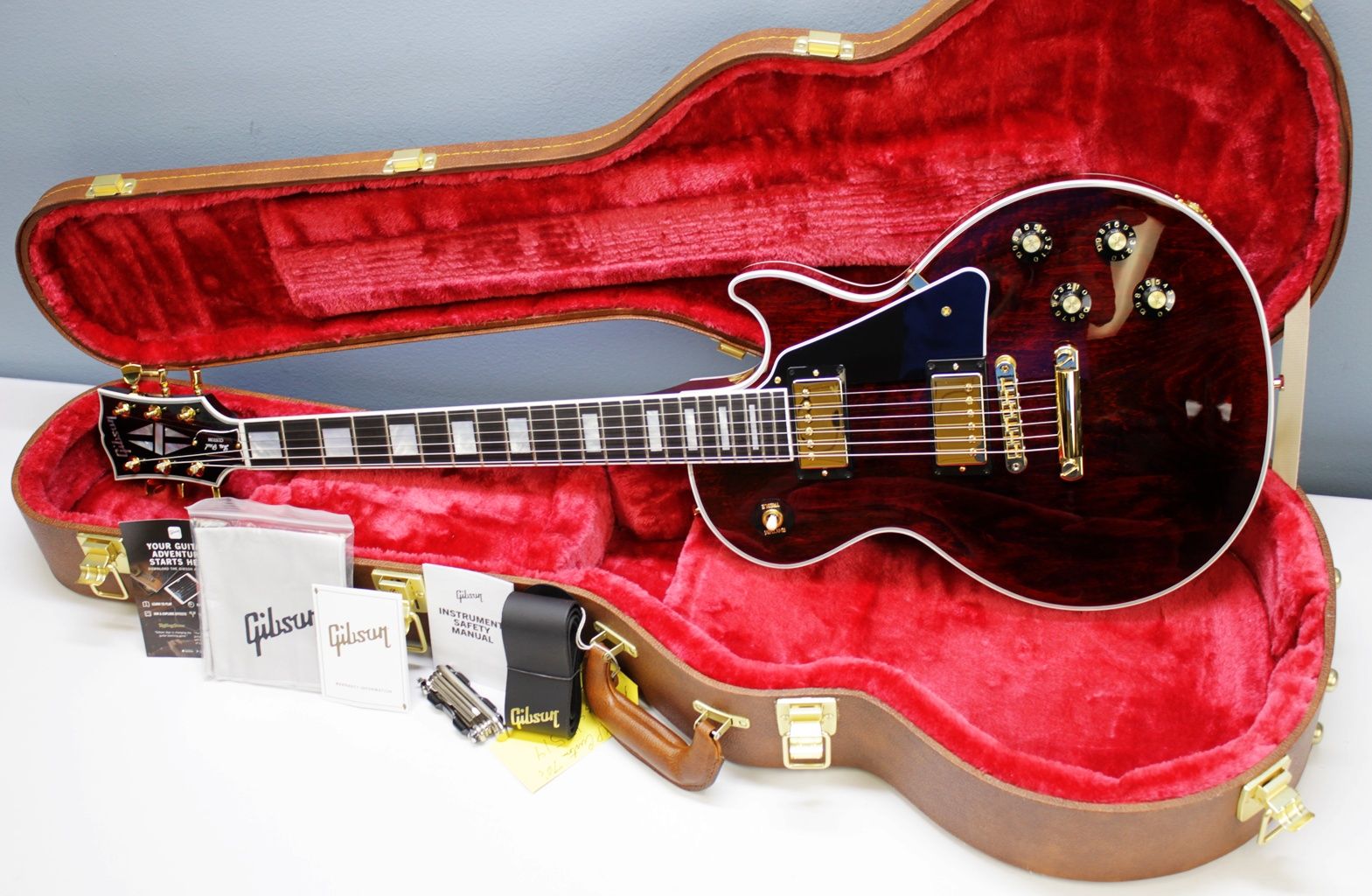 Gibson, Les Paul Custom, Les Paul Custom 70s, Gibson Les Paul Custom, Wine Red, 2025 Gibson, electric guitar, solid body guitar, mahogany body, maple top, set neck, 70s profile neck, volute neck, ebony fingerboard, nitrocellulose lacquer, dual humbuckers, gold hardware, rock guitar, blues guitar, hard rock, classic rock, premium electric guitar, USA made guitar, Gibson USA, 6 string guitar, carved maple top, wine red finish, custom series, Les Paul electric, vintage style guitar, modern classic guitar