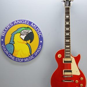 Strap on Gibson’s Les Paul Classic, and you’ll experience iconic tone and uncompromising playability. A time-tested combination of maple and mahogany serves up the tone that’s fueled a million rock anthems, while 60s Burstbucker pickups inject your playing with loads of midrange muscle and sizzling overtones.