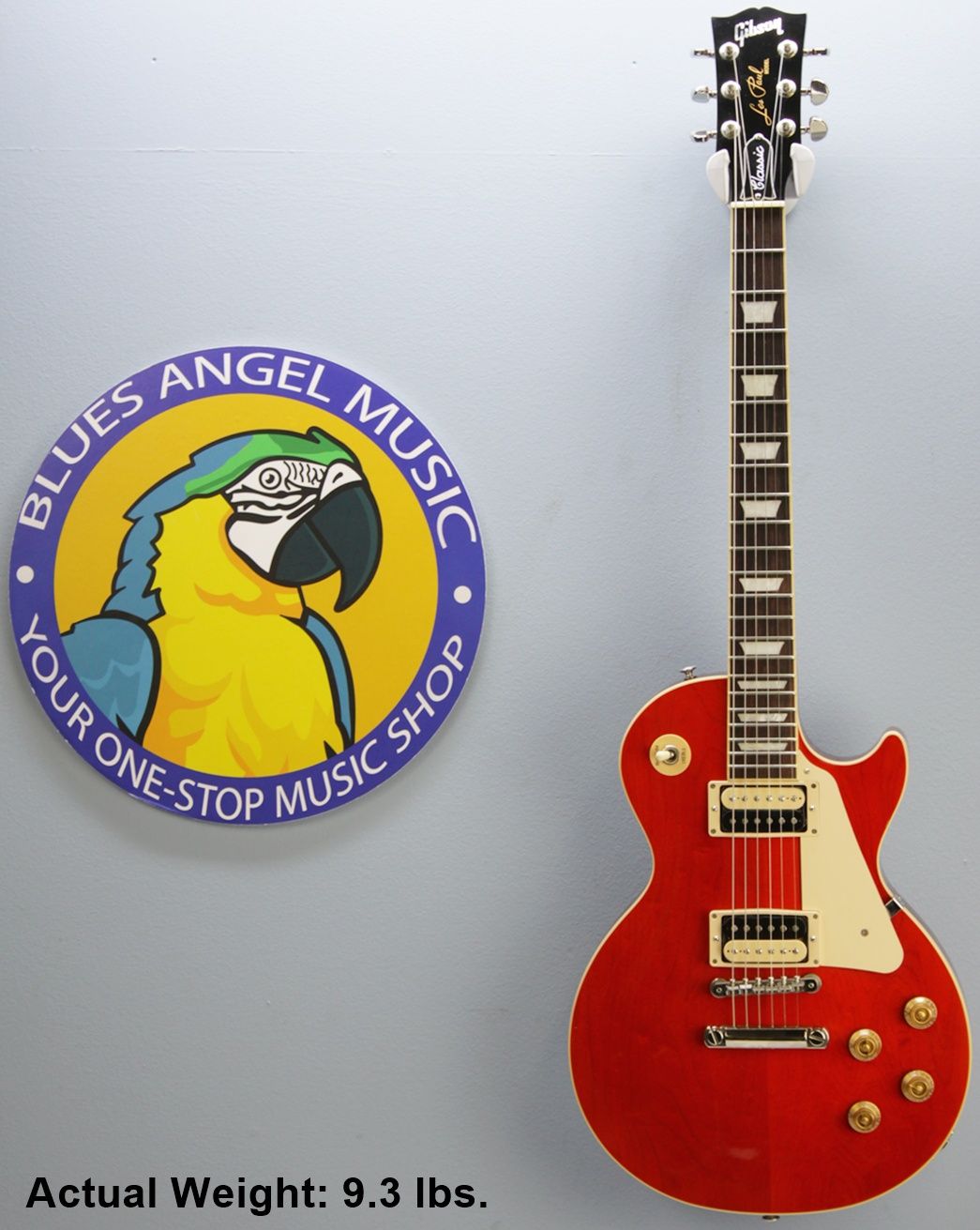 Strap on Gibson’s Les Paul Classic, and you’ll experience iconic tone and uncompromising playability. A time-tested combination of maple and mahogany serves up the tone that’s fueled a million rock anthems, while 60s Burstbucker pickups inject your playing with loads of midrange muscle and sizzling overtones.