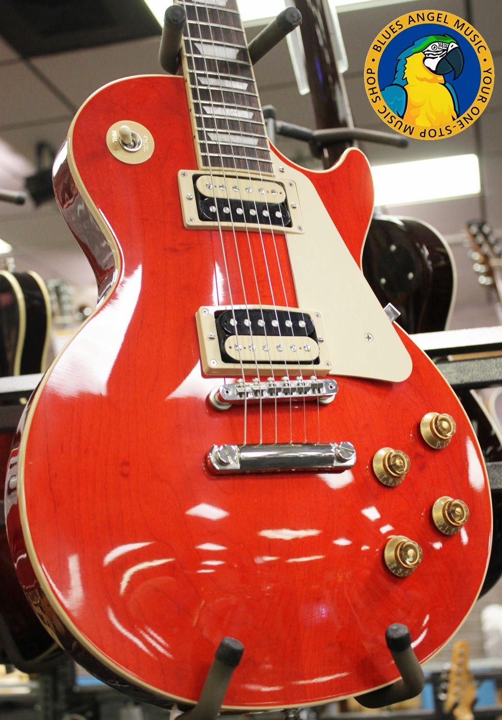 Strap on Gibson’s Les Paul Classic, and you’ll experience iconic tone and uncompromising playability. A time-tested combination of maple and mahogany serves up the tone that’s fueled a million rock anthems, while 60s Burstbucker pickups inject your playing with loads of midrange muscle and sizzling overtones.