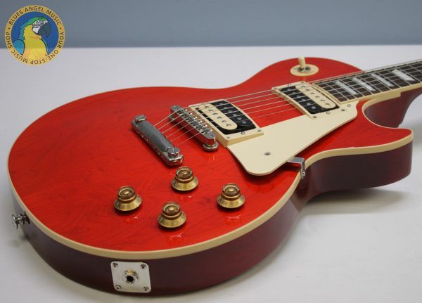 Strap on Gibson’s Les Paul Classic, and you’ll experience iconic tone and uncompromising playability. A time-tested combination of maple and mahogany serves up the tone that’s fueled a million rock anthems, while 60s Burstbucker pickups inject your playing with loads of midrange muscle and sizzling overtones.
