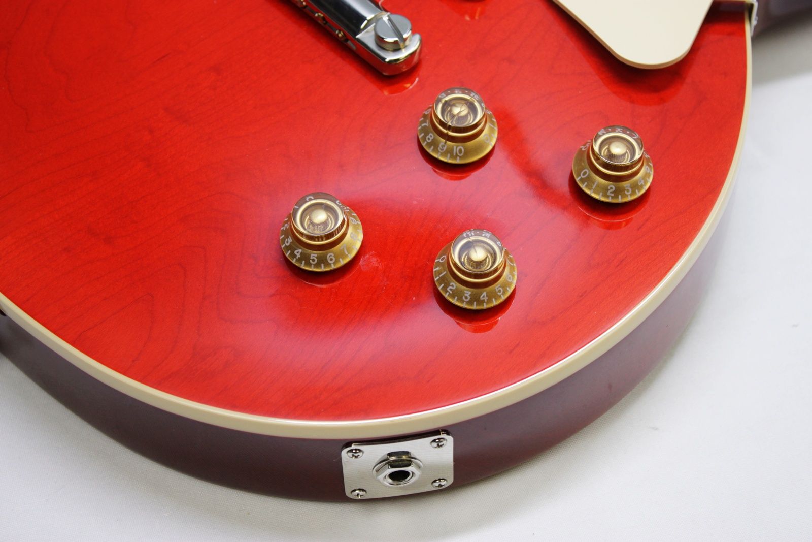 Strap on Gibson’s Les Paul Classic, and you’ll experience iconic tone and uncompromising playability. A time-tested combination of maple and mahogany serves up the tone that’s fueled a million rock anthems, while 60s Burstbucker pickups inject your playing with loads of midrange muscle and sizzling overtones.