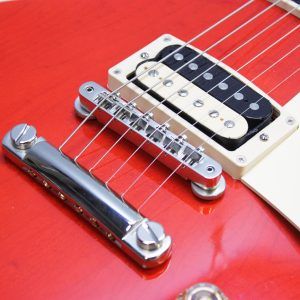 Strap on Gibson’s Les Paul Classic, and you’ll experience iconic tone and uncompromising playability. A time-tested combination of maple and mahogany serves up the tone that’s fueled a million rock anthems, while 60s Burstbucker pickups inject your playing with loads of midrange muscle and sizzling overtones.