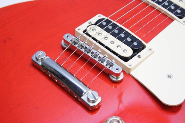 Strap on Gibson’s Les Paul Classic, and you’ll experience iconic tone and uncompromising playability. A time-tested combination of maple and mahogany serves up the tone that’s fueled a million rock anthems, while 60s Burstbucker pickups inject your playing with loads of midrange muscle and sizzling overtones.