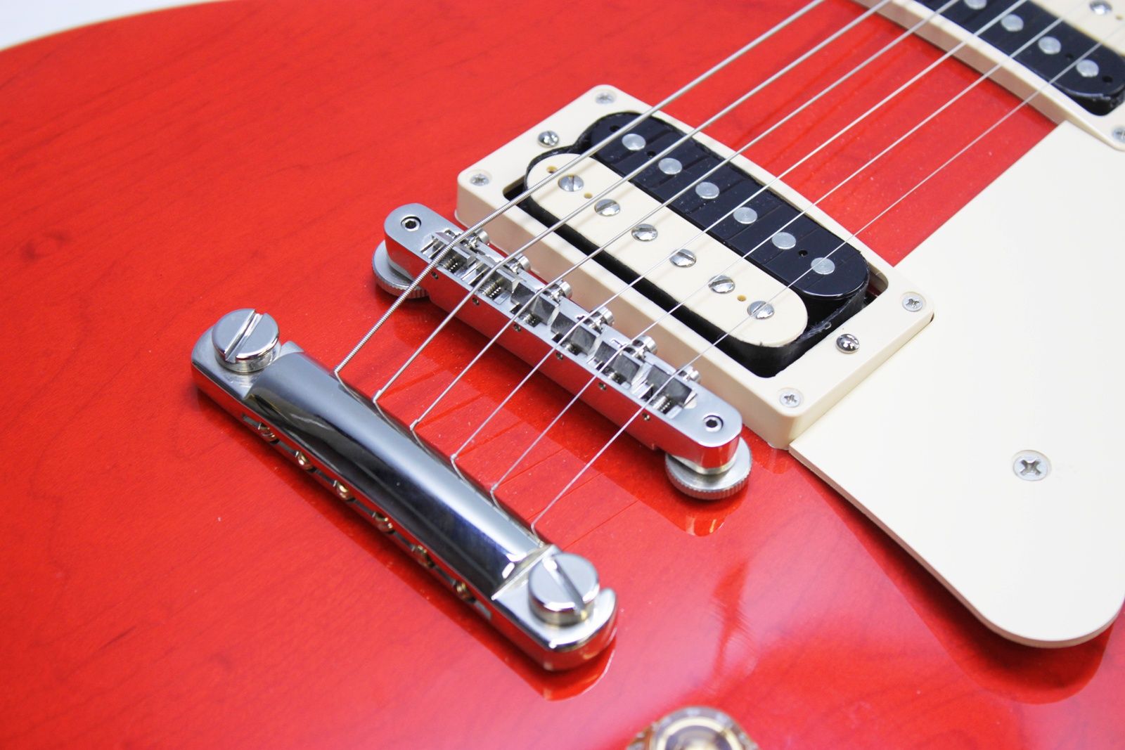 Strap on Gibson’s Les Paul Classic, and you’ll experience iconic tone and uncompromising playability. A time-tested combination of maple and mahogany serves up the tone that’s fueled a million rock anthems, while 60s Burstbucker pickups inject your playing with loads of midrange muscle and sizzling overtones.