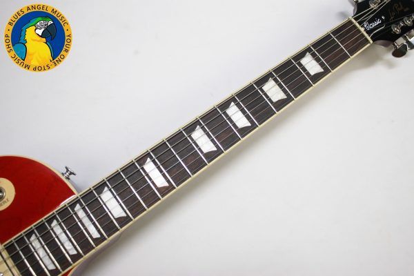 Strap on Gibson’s Les Paul Classic, and you’ll experience iconic tone and uncompromising playability. A time-tested combination of maple and mahogany serves up the tone that’s fueled a million rock anthems, while 60s Burstbucker pickups inject your playing with loads of midrange muscle and sizzling overtones.