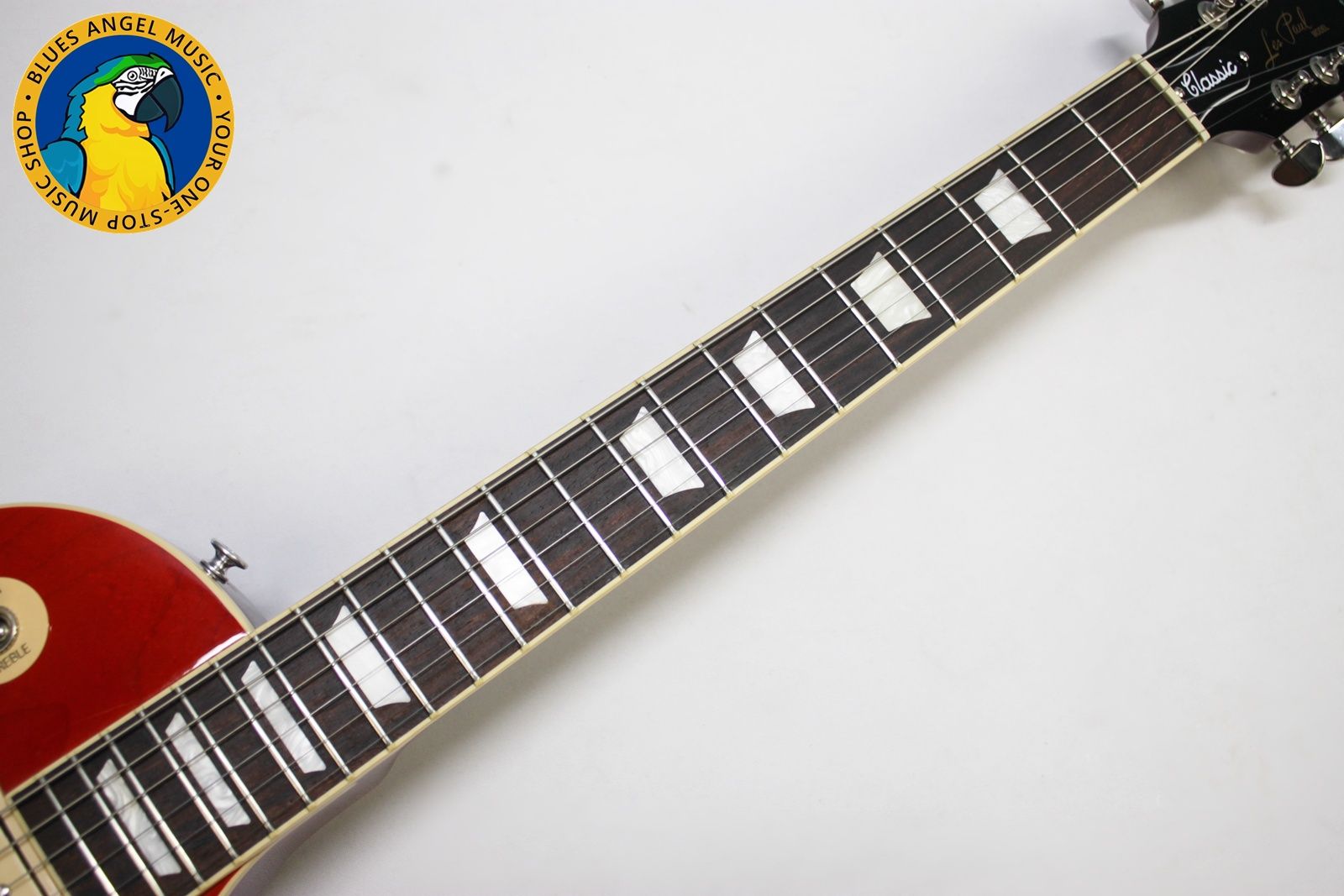 Strap on Gibson’s Les Paul Classic, and you’ll experience iconic tone and uncompromising playability. A time-tested combination of maple and mahogany serves up the tone that’s fueled a million rock anthems, while 60s Burstbucker pickups inject your playing with loads of midrange muscle and sizzling overtones.