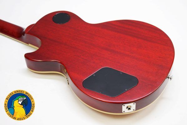 Strap on Gibson’s Les Paul Classic, and you’ll experience iconic tone and uncompromising playability. A time-tested combination of maple and mahogany serves up the tone that’s fueled a million rock anthems, while 60s Burstbucker pickups inject your playing with loads of midrange muscle and sizzling overtones.
