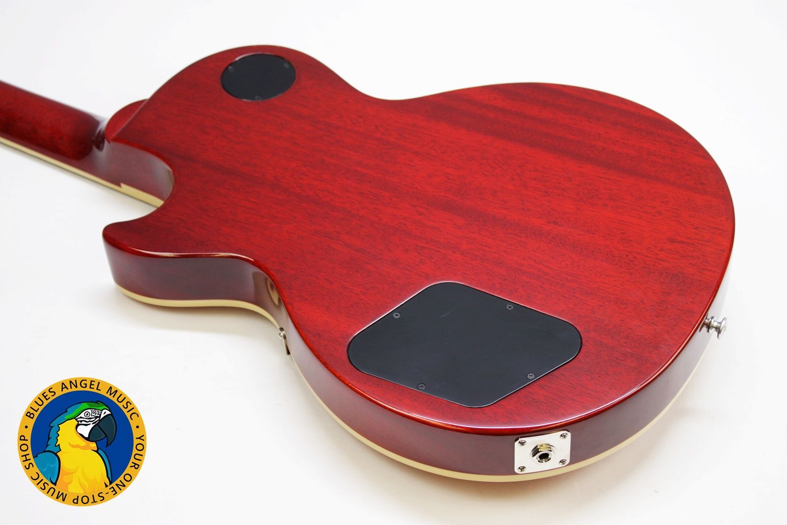 Strap on Gibson’s Les Paul Classic, and you’ll experience iconic tone and uncompromising playability. A time-tested combination of maple and mahogany serves up the tone that’s fueled a million rock anthems, while 60s Burstbucker pickups inject your playing with loads of midrange muscle and sizzling overtones.