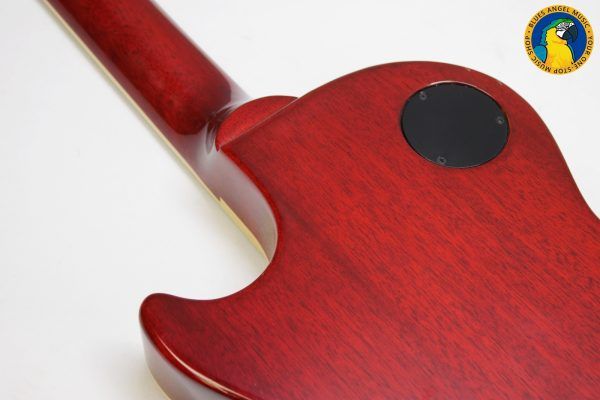 Strap on Gibson’s Les Paul Classic, and you’ll experience iconic tone and uncompromising playability. A time-tested combination of maple and mahogany serves up the tone that’s fueled a million rock anthems, while 60s Burstbucker pickups inject your playing with loads of midrange muscle and sizzling overtones.