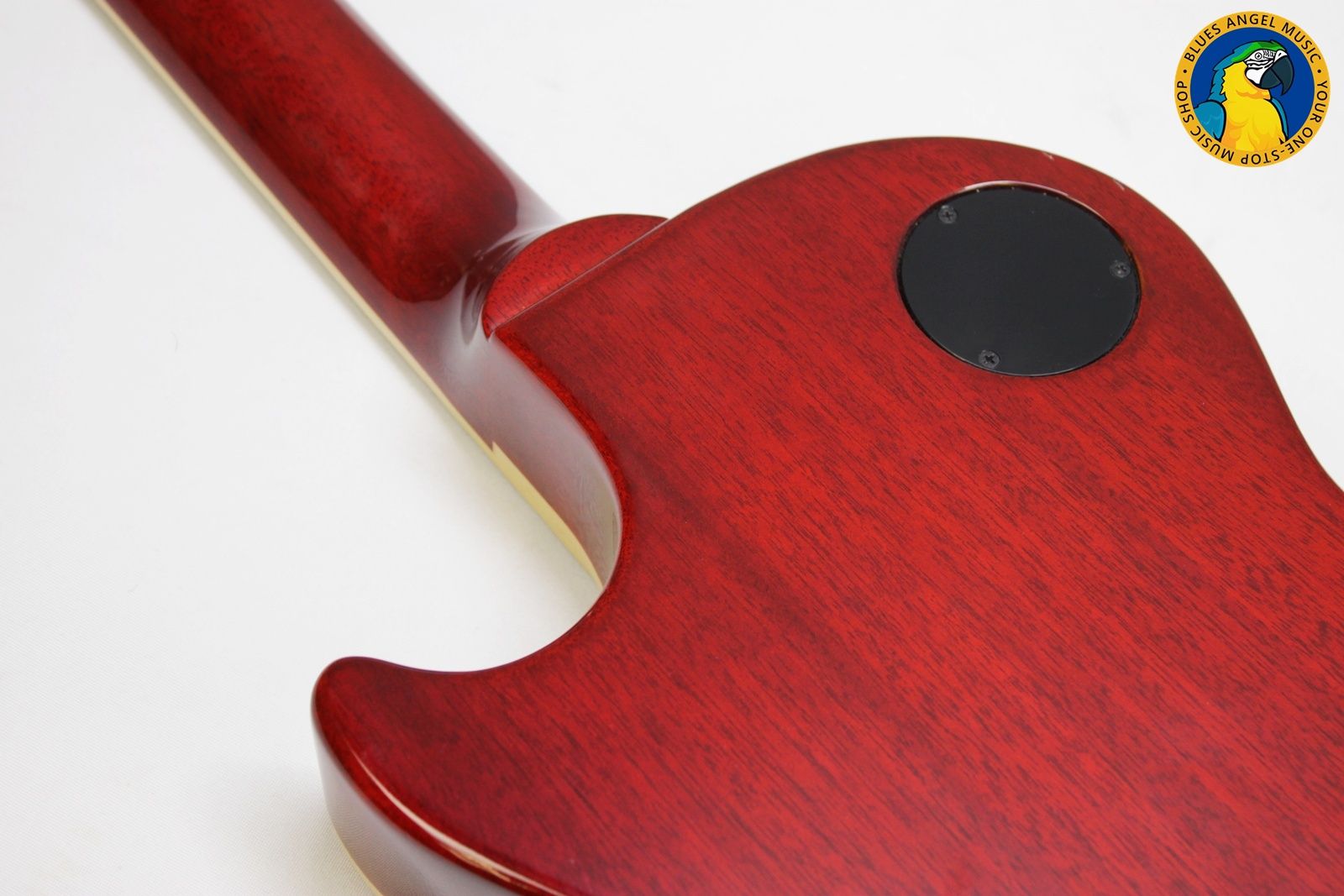 Strap on Gibson’s Les Paul Classic, and you’ll experience iconic tone and uncompromising playability. A time-tested combination of maple and mahogany serves up the tone that’s fueled a million rock anthems, while 60s Burstbucker pickups inject your playing with loads of midrange muscle and sizzling overtones.