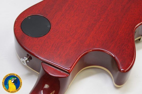 Strap on Gibson’s Les Paul Classic, and you’ll experience iconic tone and uncompromising playability. A time-tested combination of maple and mahogany serves up the tone that’s fueled a million rock anthems, while 60s Burstbucker pickups inject your playing with loads of midrange muscle and sizzling overtones.
