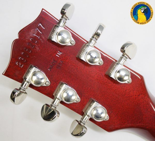 Strap on Gibson’s Les Paul Classic, and you’ll experience iconic tone and uncompromising playability. A time-tested combination of maple and mahogany serves up the tone that’s fueled a million rock anthems, while 60s Burstbucker pickups inject your playing with loads of midrange muscle and sizzling overtones.