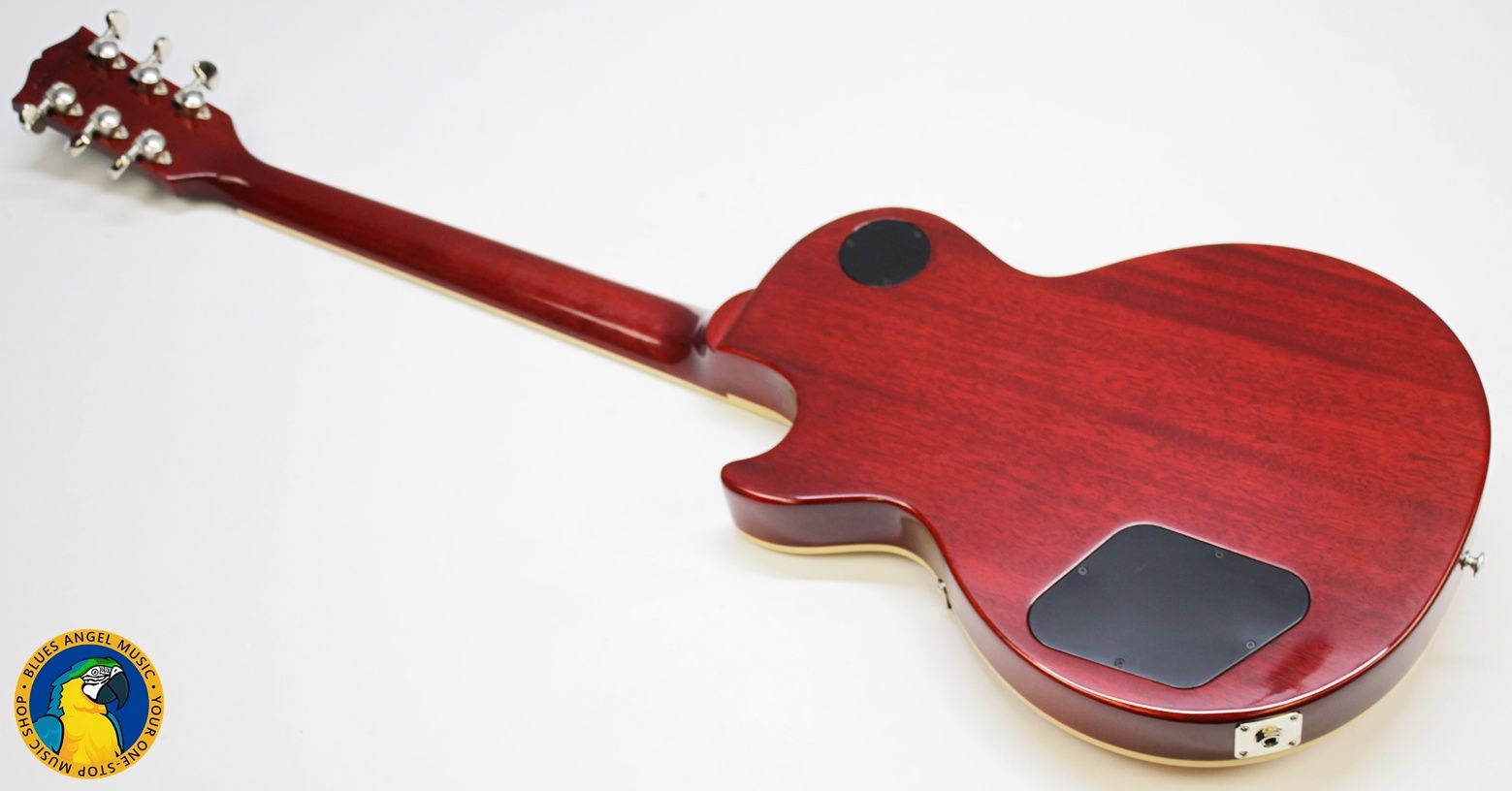 Strap on Gibson’s Les Paul Classic, and you’ll experience iconic tone and uncompromising playability. A time-tested combination of maple and mahogany serves up the tone that’s fueled a million rock anthems, while 60s Burstbucker pickups inject your playing with loads of midrange muscle and sizzling overtones.