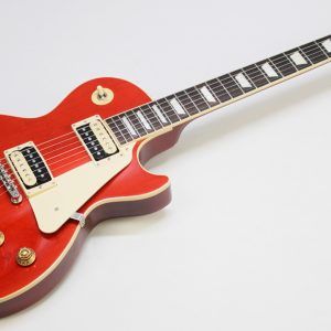 Strap on Gibson’s Les Paul Classic, and you’ll experience iconic tone and uncompromising playability. A time-tested combination of maple and mahogany serves up the tone that’s fueled a million rock anthems, while 60s Burstbucker pickups inject your playing with loads of midrange muscle and sizzling overtones.
