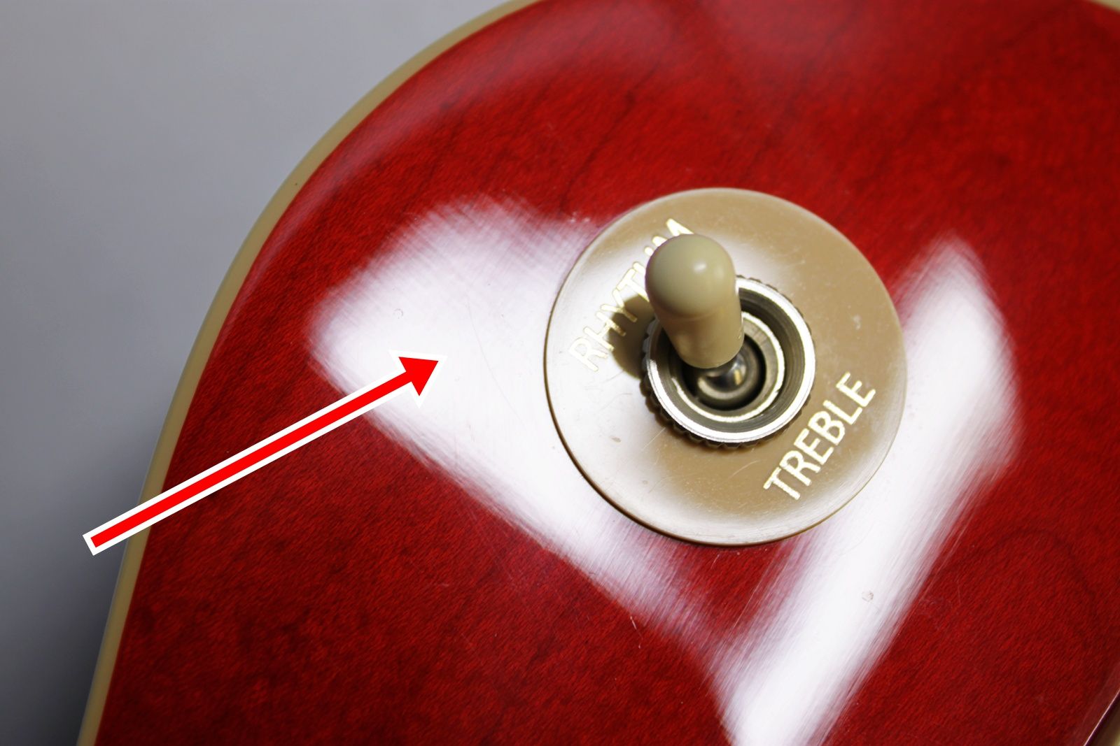 Strap on Gibson’s Les Paul Classic, and you’ll experience iconic tone and uncompromising playability. A time-tested combination of maple and mahogany serves up the tone that’s fueled a million rock anthems, while 60s Burstbucker pickups inject your playing with loads of midrange muscle and sizzling overtones.