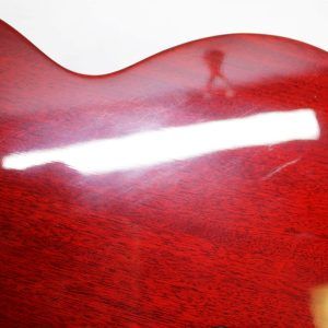 Strap on Gibson’s Les Paul Classic, and you’ll experience iconic tone and uncompromising playability. A time-tested combination of maple and mahogany serves up the tone that’s fueled a million rock anthems, while 60s Burstbucker pickups inject your playing with loads of midrange muscle and sizzling overtones.