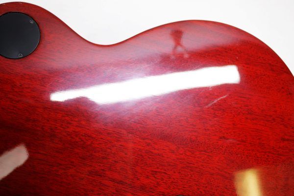 Strap on Gibson’s Les Paul Classic, and you’ll experience iconic tone and uncompromising playability. A time-tested combination of maple and mahogany serves up the tone that’s fueled a million rock anthems, while 60s Burstbucker pickups inject your playing with loads of midrange muscle and sizzling overtones.