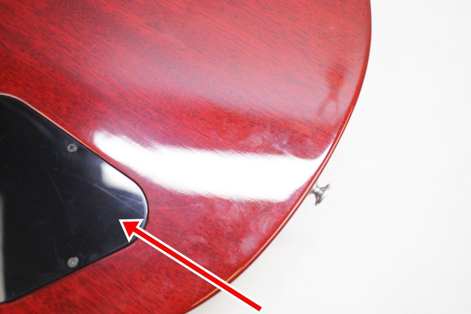 Strap on Gibson’s Les Paul Classic, and you’ll experience iconic tone and uncompromising playability. A time-tested combination of maple and mahogany serves up the tone that’s fueled a million rock anthems, while 60s Burstbucker pickups inject your playing with loads of midrange muscle and sizzling overtones.