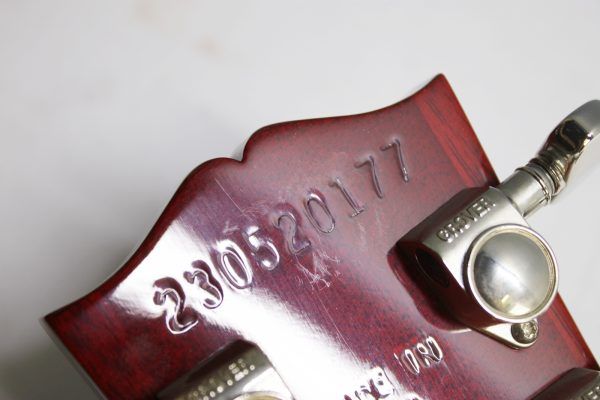 Strap on Gibson’s Les Paul Classic, and you’ll experience iconic tone and uncompromising playability. A time-tested combination of maple and mahogany serves up the tone that’s fueled a million rock anthems, while 60s Burstbucker pickups inject your playing with loads of midrange muscle and sizzling overtones.